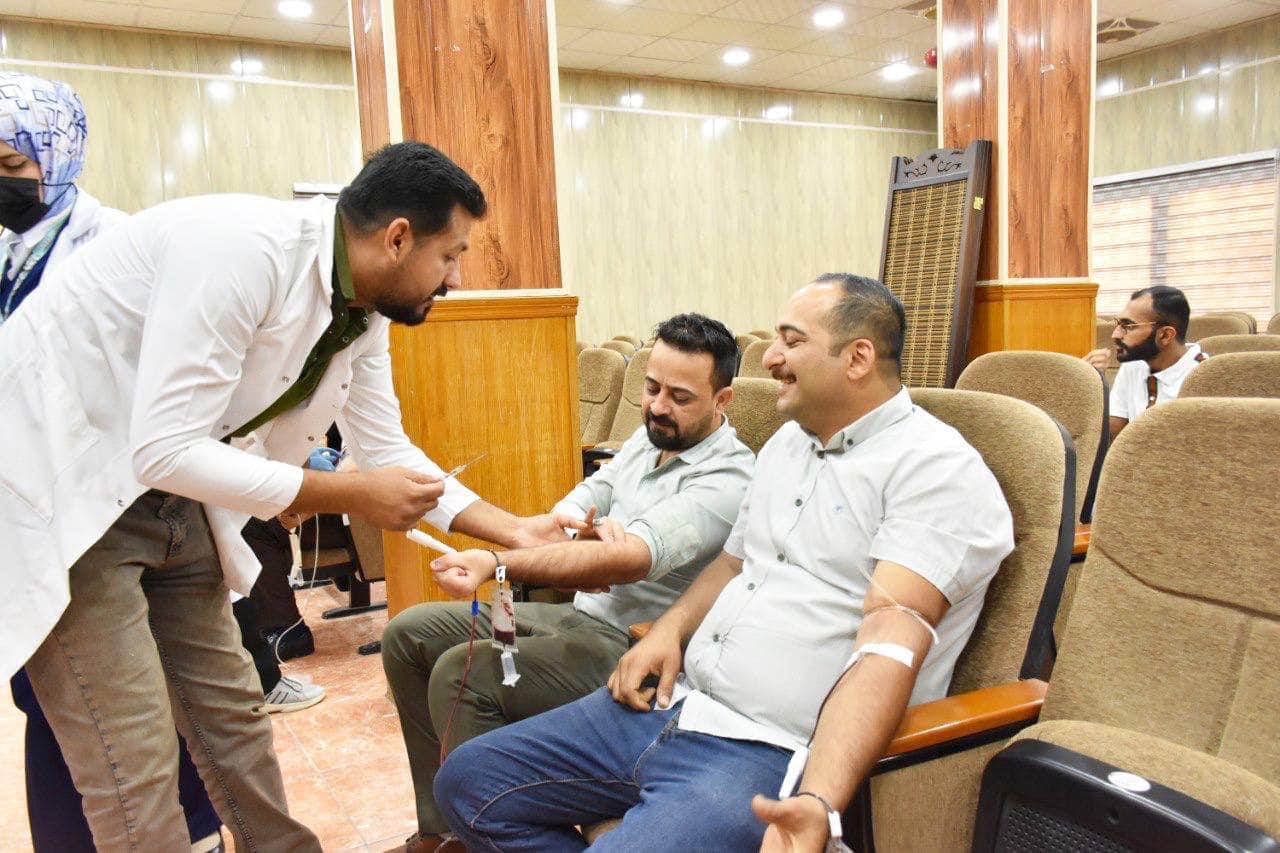 اساتذة وطلبة كلية الإدارة للنفط والغاز يساهمون بحملة تطوعية للتبرع بالدم